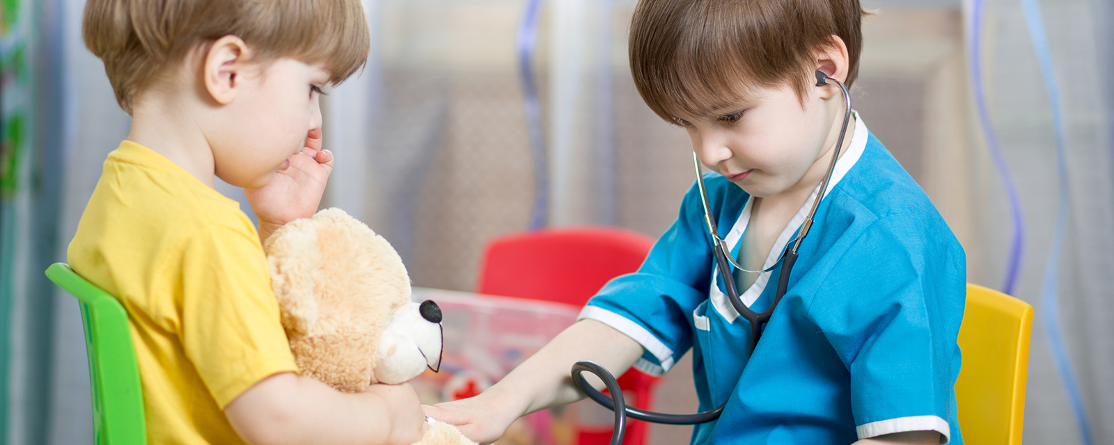 Kinder untersuchen Stoffbären mit Stetoskop