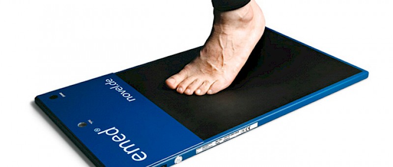 Bild mit einem Fuß und Fußbewegungsanalysegerät