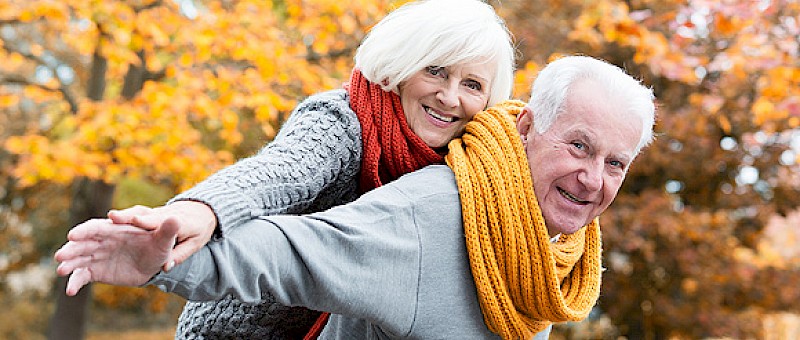 Herbstbild mit älteren Paar im Park