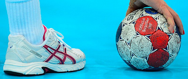 Handball-Beispielbild vom Fuss, Hand und Handball